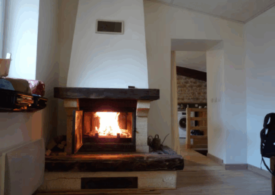 photo de la cheminée allumée du gîte