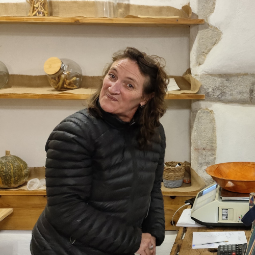 Photo de Christelle en vente à l'épicerie locale et/ou bio