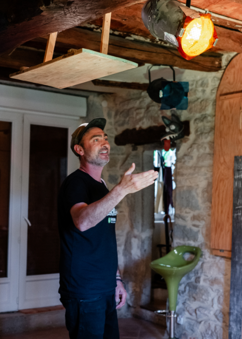photo de Clément Vincent en coaching scénique dans le tiers-lieu Toketa