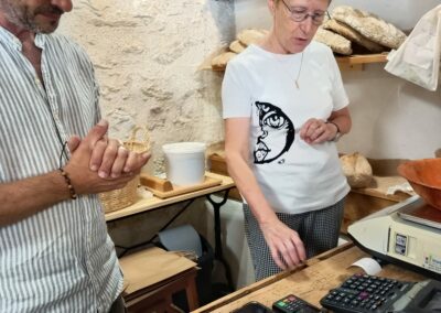 photo de Danièle et Philippe tenant l'épicerie pendant l'inauguration