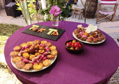 Photo d'une table de dégustation à l'inauguration du tiers-lieu Toketa