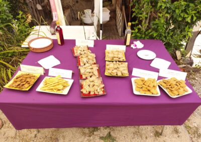 Photo d'une table de dégustation des produits du Fournil Toketa