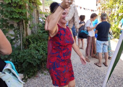 Photo de Christelle apportant des saucissons