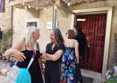 Photo d'habitantes du village (Fabienne et Nicole) discutant devant l'épicerie
