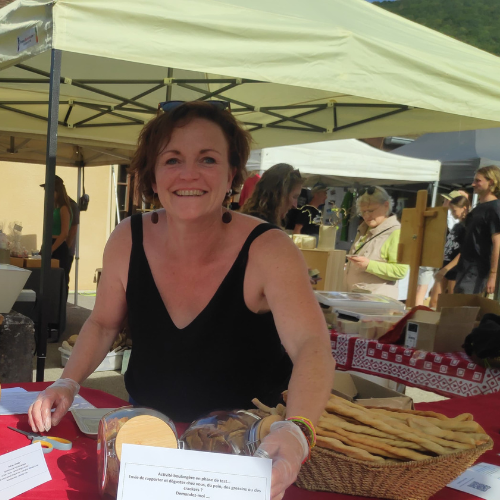 Photo de Sandrine, vente de pain au levain naturel de son fournil artisanal