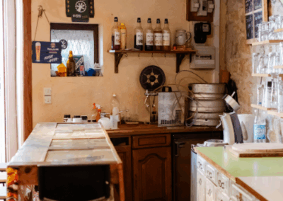 photo du bar à disposition dans le lieu artistique de toketa