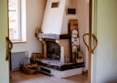photo de la cheminée du gîte vue de la chambre