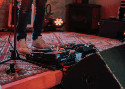 photo de scène et pedalboard à toketa