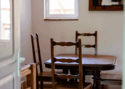 photo de la table à manger dans la cuisine du gîte toketa