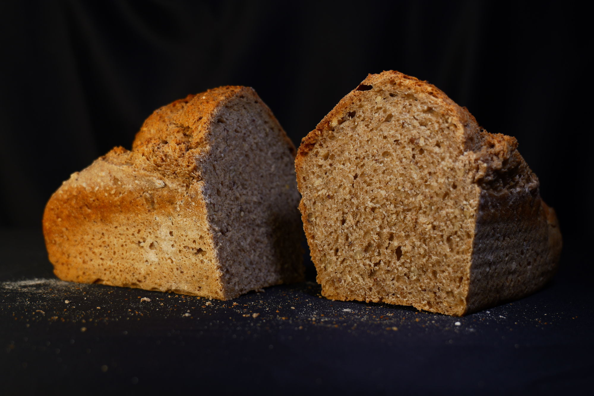 Pain bio aux 3 graines moulé, levain naturel cuit au four à bois