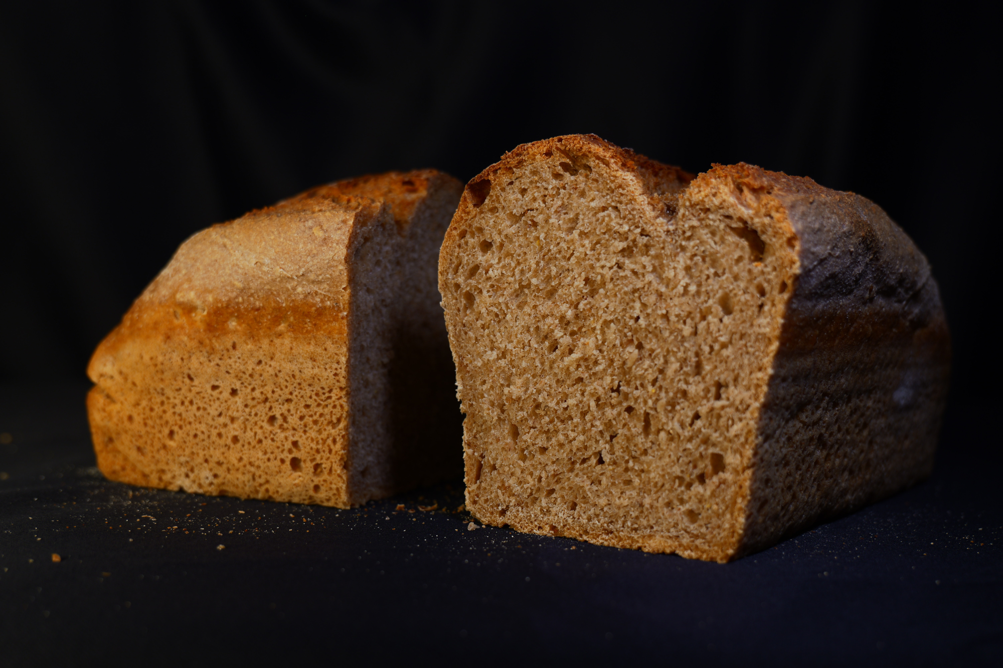 Pain bio complet moulé, levain naturel cuit au four à bois