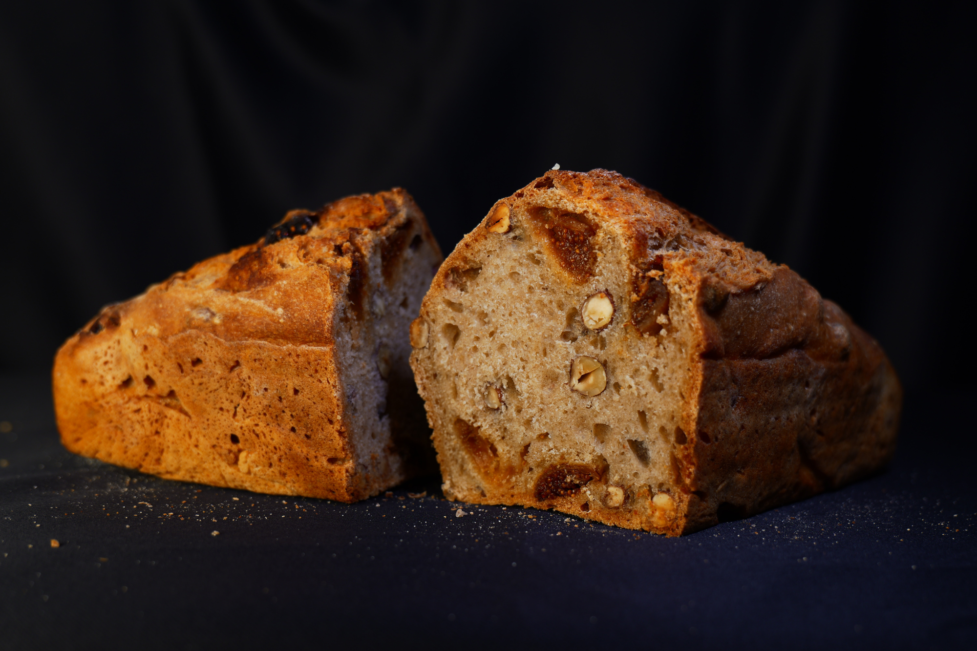 Pain bio figues noisettes moulé, levain naturel cuit au four à bois